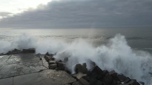 Große Wellen krachen auf dem Pier