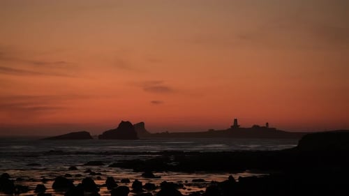 Pôr do sol panorâmico da costa do Pacífico perto da estação de iluminação de Piedras Blancas