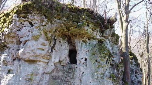 Ensemble d'un monastère troglodyte dans la forêt de Krehiv