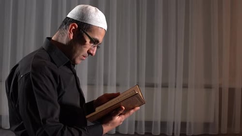 Muslimischer Mann liest Koran.