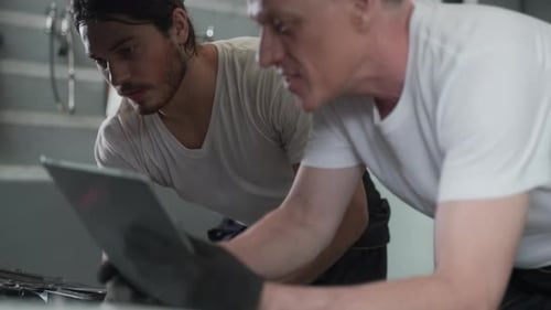 oficina de pessoal técnico para manutenção de motor automotivo em estação de conserto de garagem