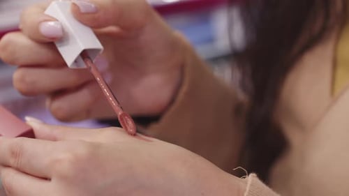 Kundin testet Lippenstift im Make-Up Shop