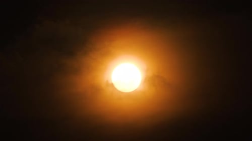 Orangefarbene Sonne im Himmel