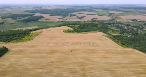 Word Ukraine hat einen Traktor auf dem Feld gepflügt