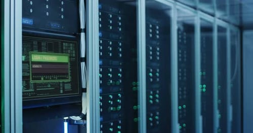 Écran de connexion à l'ordinateur dans un centre de données moderne