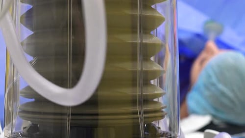 Das Anästhesiegerät bietet obligatorische Volumenbeatmung, manuelle Beatmung und spontane Behandlung