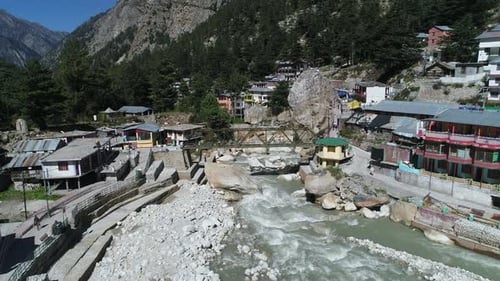 Le village de Gangotri dans l'état de l'Uttarakhand en Inde vu du ciel