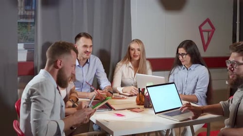 Geschäftsteam arbeitet zusammen