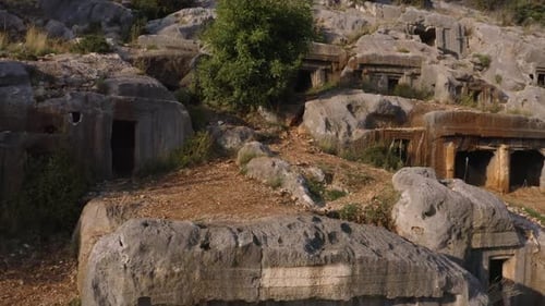 Außenansicht eines alten, in Felsen gehauenen Grabes