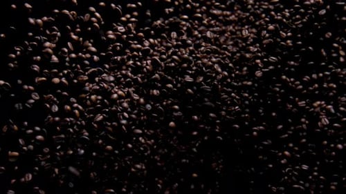Haufen-Kaffeebohnen explodieren Nahaufnahme