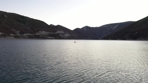 Radeau léger Packraft pour une personne utilisé pour des expéditions ou des courses d'aventure sur un lac, une promenade en bateau gonflable