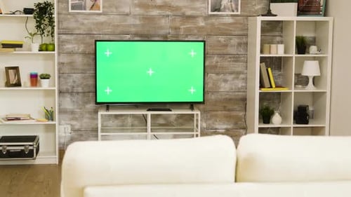 Großer Greenscreen-Fernseher in einem hellen und gut beleuchteten Wohnzimmer, in dem niemand drin ist