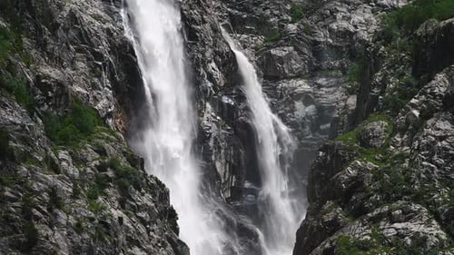 Wasserfall fließt den Rocky Mountain hinunter