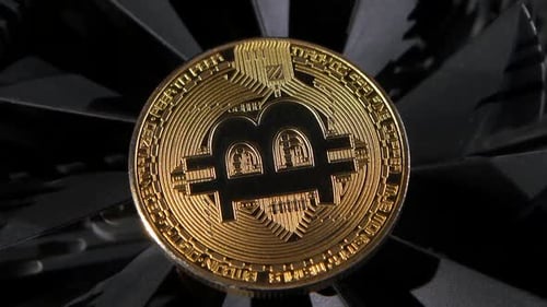 Goldmünze Bitcoin dreht sich auf dem Tisch