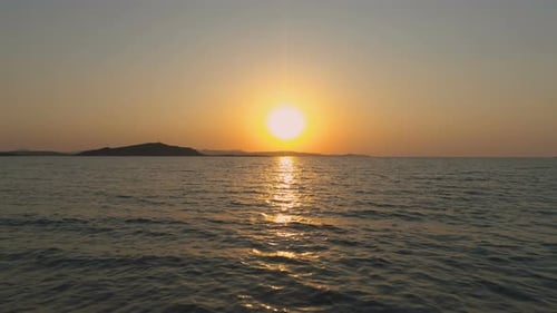Paysage pittoresque des rayons du soleil Réfection sur l'eau