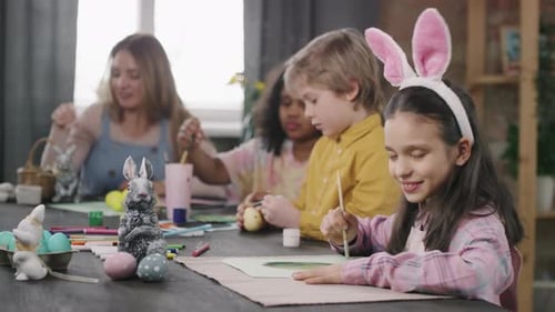 Porträt eines Mädchens, das im Unterricht Osterkarte macht