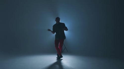 Jeune Danseur Danse Funky Hip Hop sur Studio Isolé Sur Fond Bleu Néon, Ralenti