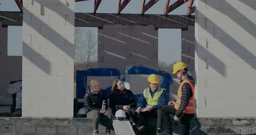 Bauarbeiter mit Ingenieur und Supervisor diskutieren vor Ort