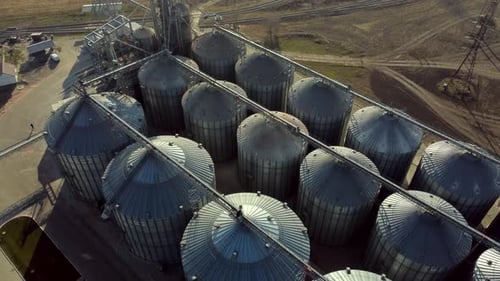 Flug über runde Metallfässer des Aufzugs