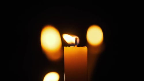 Kerzen Flamme auf schwarzem Hintergrund