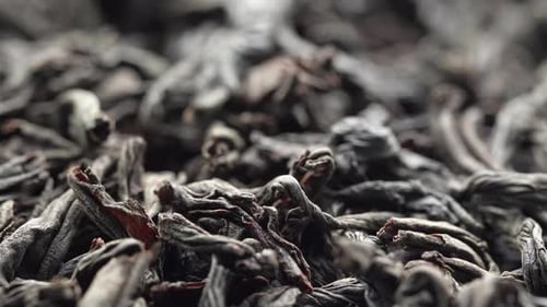 Crumble aux feuilles de thé noir sèches, gros plan