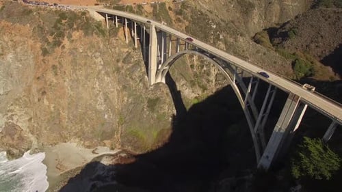 Brücke an der Küste