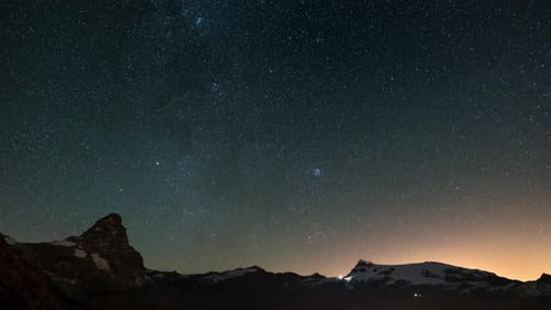 Sternenhimmel-Zeitraffer über dem majestätischen Matterhorn Cervino Mountain Peak