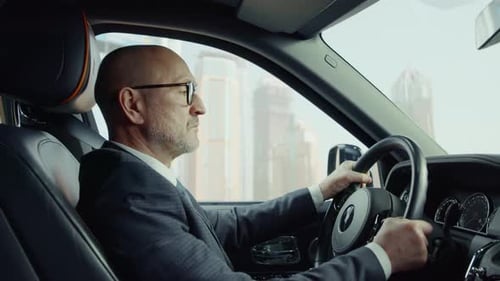 O motorista controla o carro com calma.