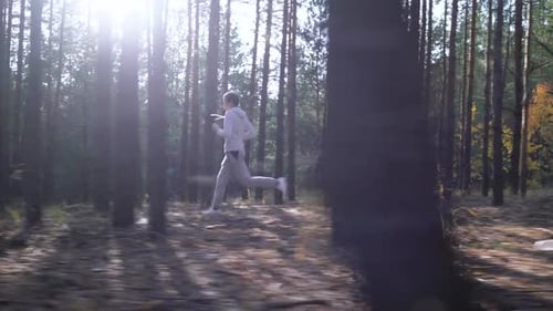 Junger fitter kaukasischer Junge joggt auf der Woods Road und hielt an, um frischen Atem zu holen