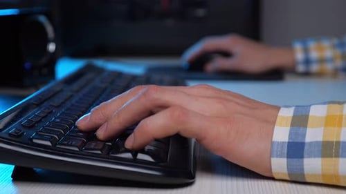 Gamer Man Hands Play Videospiel mit Tastatur und Maus