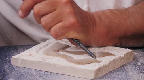 Artesano haciendo piedra fresco primer plano