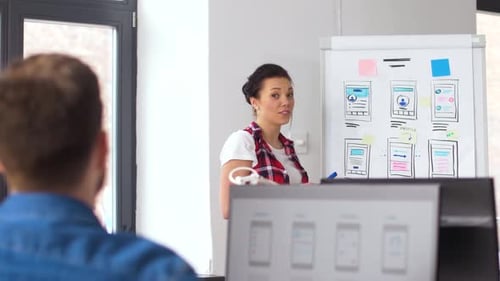 Présentation de la femme créative à l'interface utilisateur
