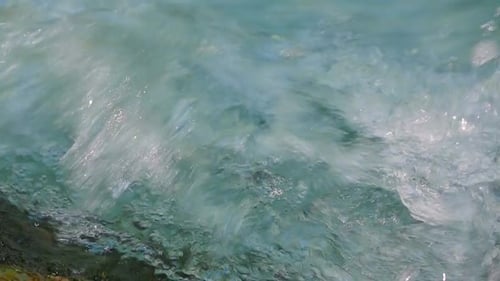 Eau mousseuse dans un ruisseau de rivière