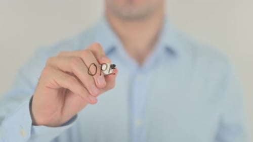 Aberto para negócios, homem escrevendo em tela de vidro transparente