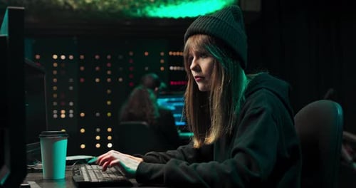 Hacker adolescente não-conformista ataca servidores Corporativo usando seu computador Hacker feminino