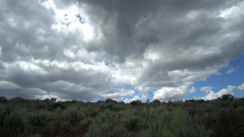 Zeitraffer dicker Wolken, die über die Landschaft rollen
