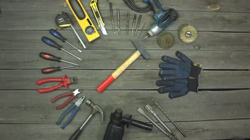 Variedad de herramientas Electro y manuales y guantes de buceo.