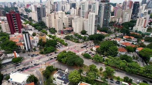 Cruzamento famoso: Avenida Reboucas e Avenida Brasil em São Paulo Brasil.