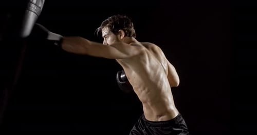 Sportliches Training Boxen für Männer in Zeitlupe