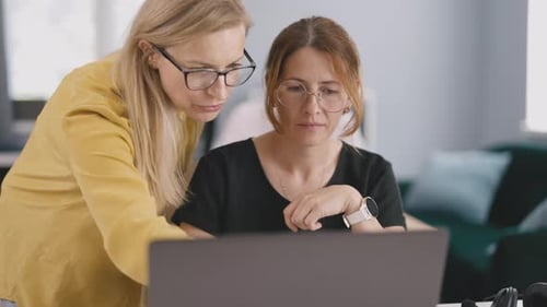 Mujeres discutiendo el plan de trabajo