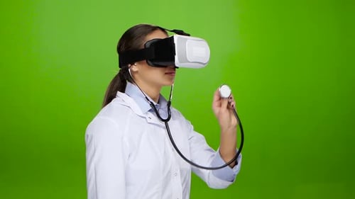 La enfermera pasa la práctica con la ayuda de gafas de realidad virtual