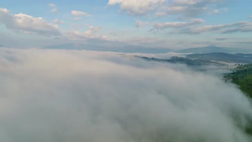 Wunderschöne Wolken über den Karpaten