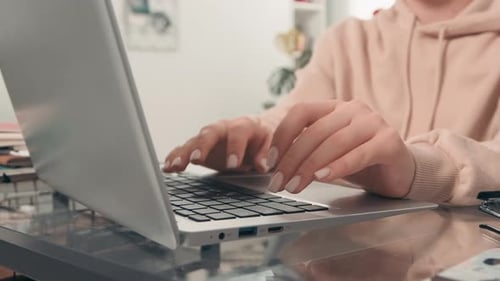 Junge Frau tippt auf Laptop