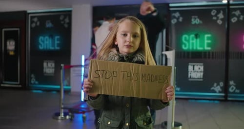 Une fille proteste contre le Black Friday