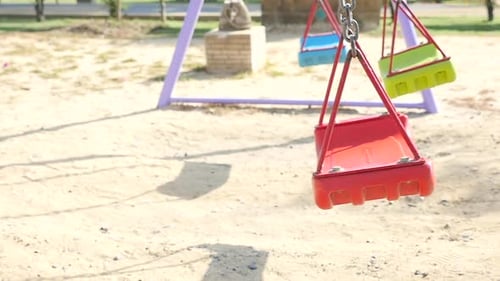 Leere Kettenschaukeln auf dem Sommerspielplatz für Kinder