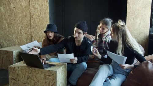 Les élèves résolvent un problème ensemble lors d'une leçon scolaire en ligne