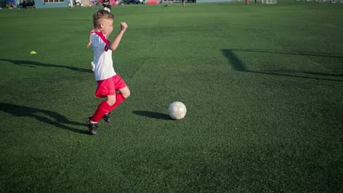 Un jeune gardien de but résiste aux attaques pendant l'entraînement