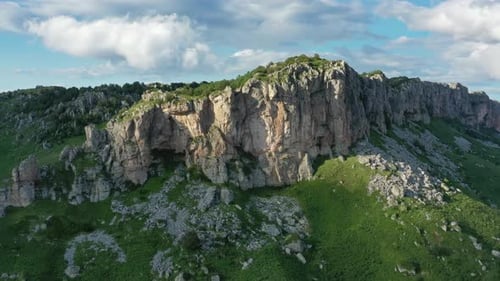 Sommerlandschaft im Kaukasus
