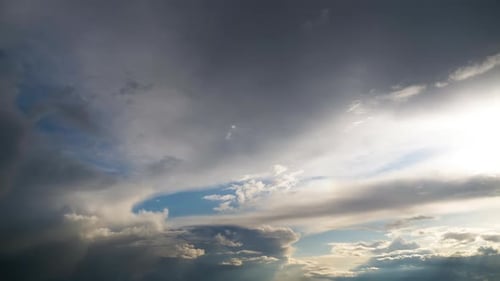 Les nuages se déplacent doucement dans le ciel bleu. Timelapse. Espace cloud.