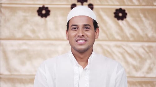 Glücklicher muslimischer Mann